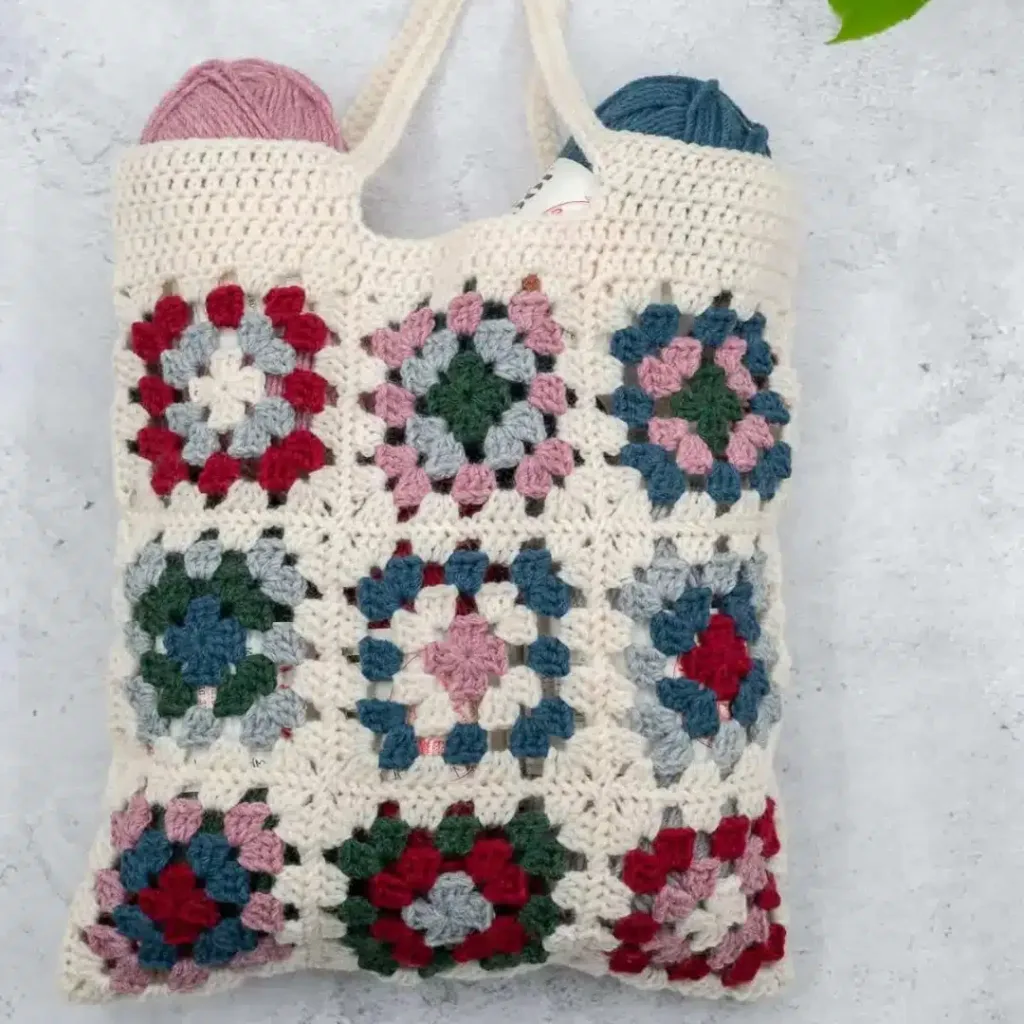 50+ Fabulous Free Bag Patterns 44 18 classic granny squares bag