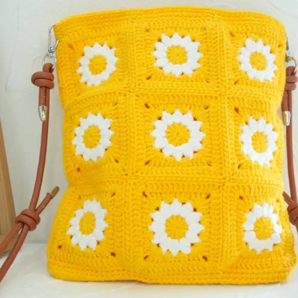 50+ Fabulous Free Bag Patterns 27 Daisy Granny Square Bag