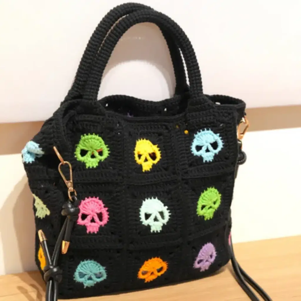 50+ Fabulous Free Bag Patterns 22 Skull Granny Square Bag