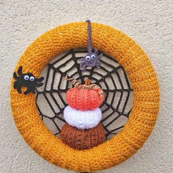Crochet Halloween wreath with spiderweb and pumpkins, Fosbas Designs pattern