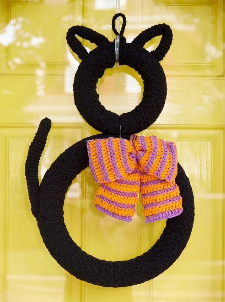 Crochet black cat Halloween wreath, Red Heart pattern