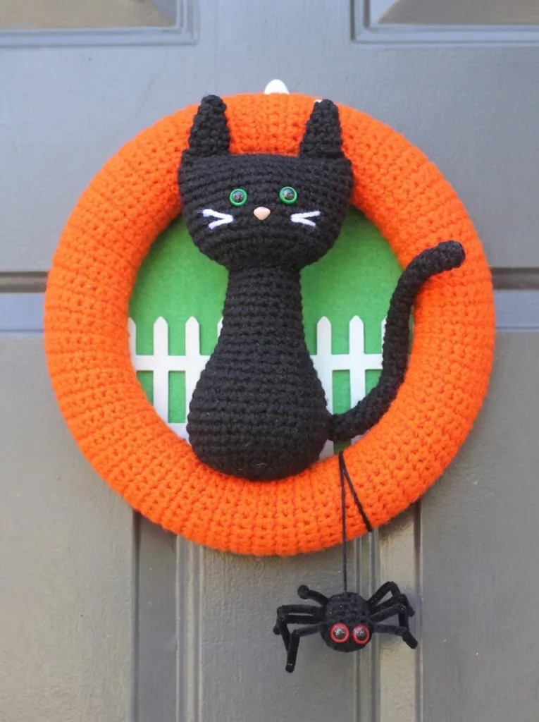 Crochet black cat wreath with wood fence, Repeat Crafter Me pattern