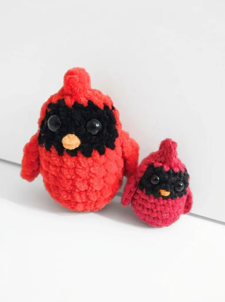 Crochet cardinal figurine, adjustable size pattern