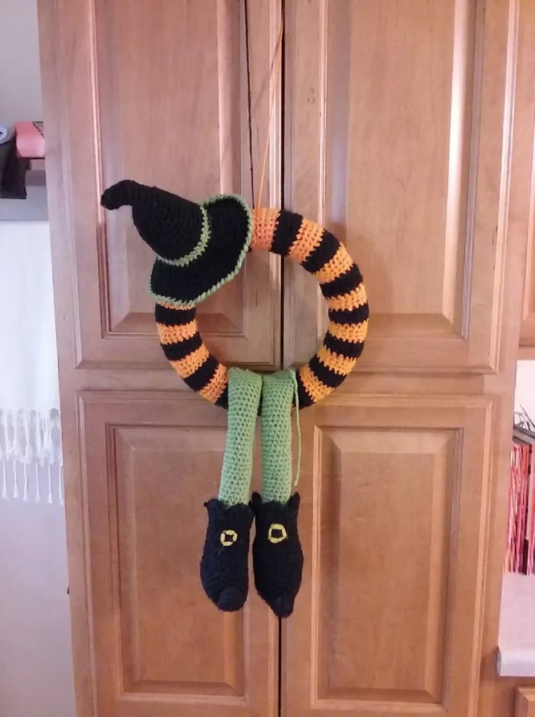 Crochet witch legs Halloween wreath, Winne pattern